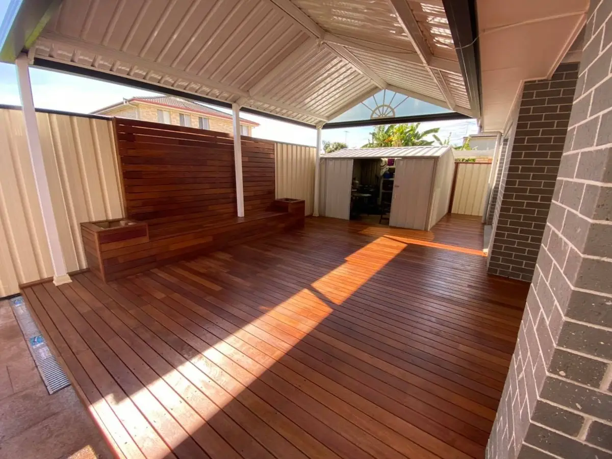 Covered deck with bench seat and privacy screen