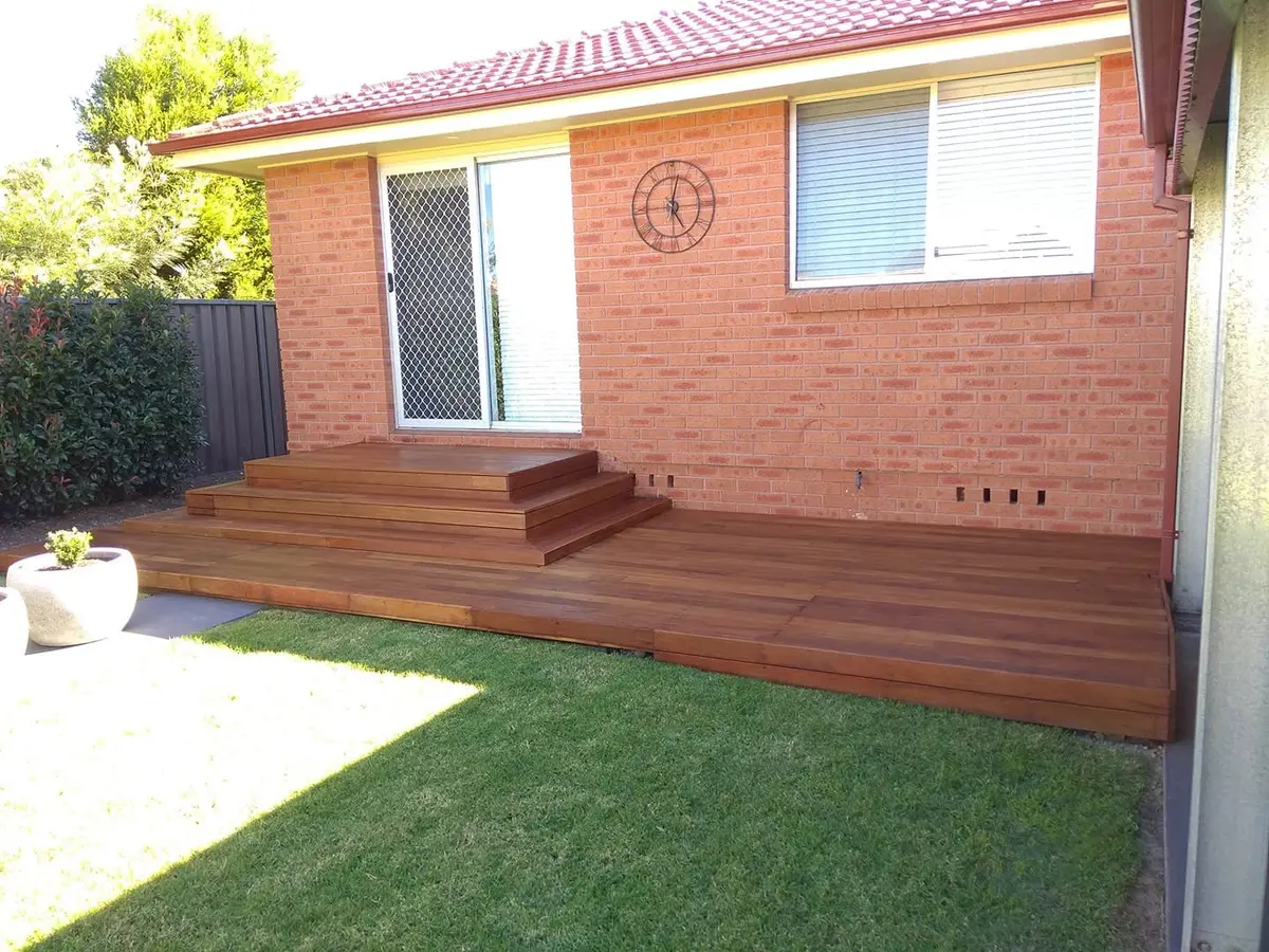 Low-set deck with wide entry steps